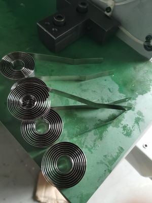 5.5KW सीएनसी स्प्रिंग फॉर्मिंग मशीन वैकल्पिक हाथ और 200KG डेकोइलर सिस्टम